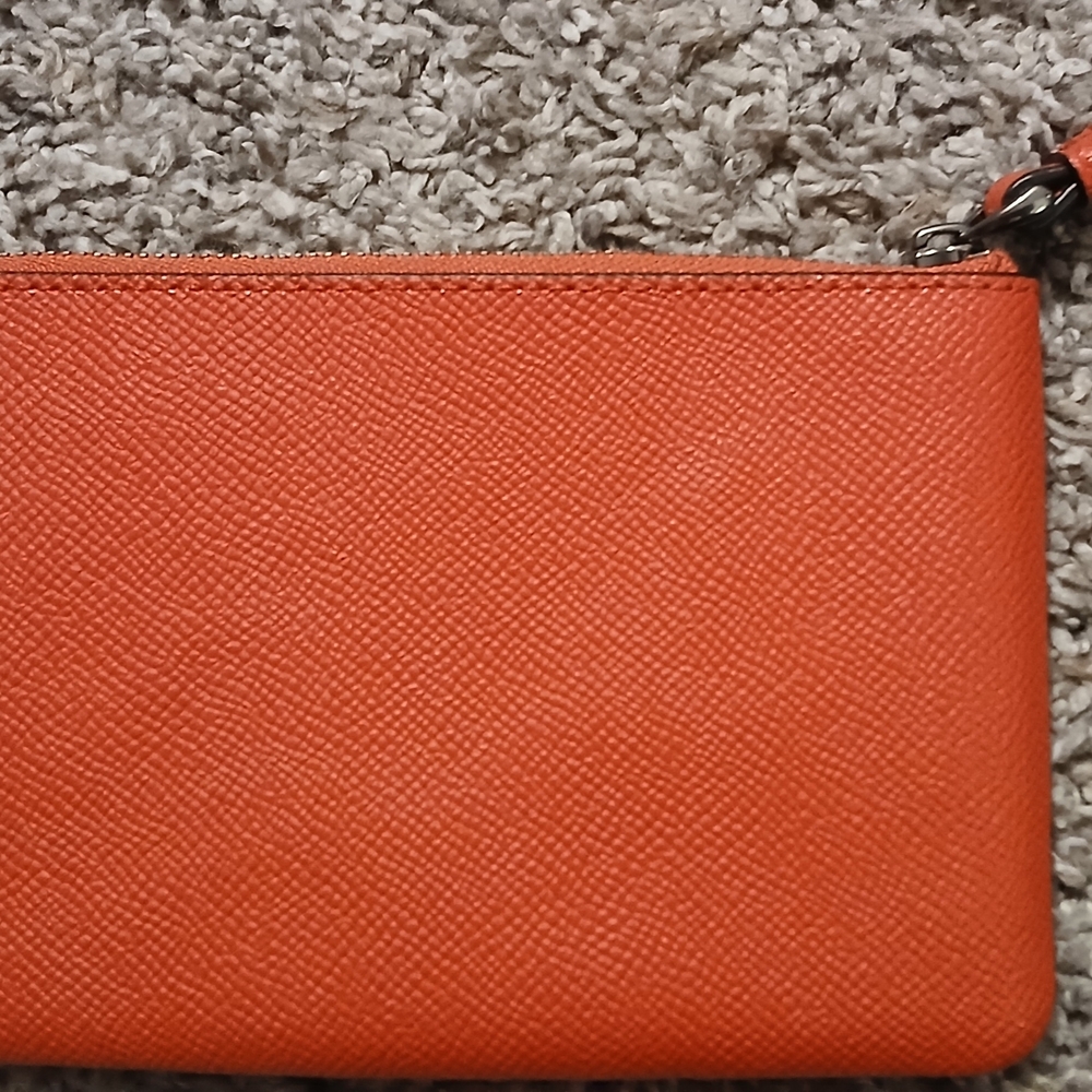 ❤️ Coach Red Leather Wristlet | Classic Zip Pouch | Timeless & Chic ❤️ - Picture 8 of 8